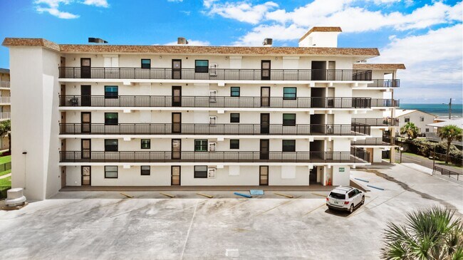 Foto del edificio - BEAUTIFUL OCEAN FRONT CONDO WITH UTILITIES...
