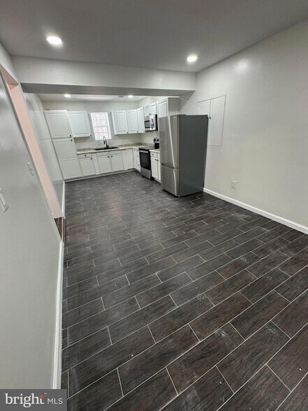 Foto del edificio - 94 Longwood Dr