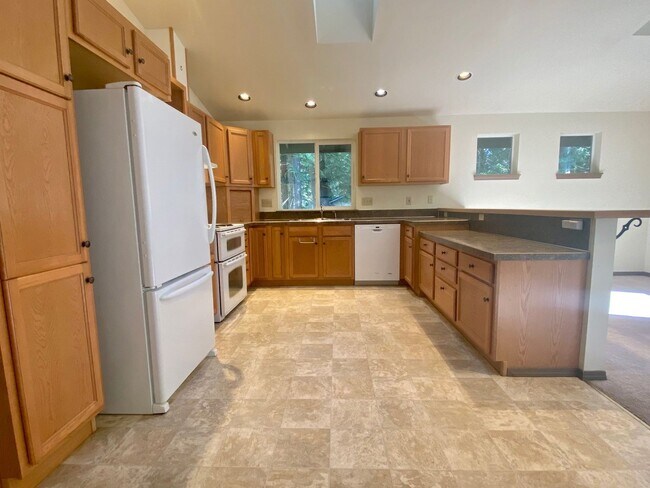 Foto del edificio - Live in the Quiet Harstine Pointe Community!
