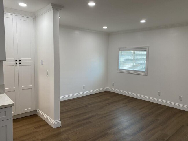 Foto del edificio - 7217 Eckstrom Ave