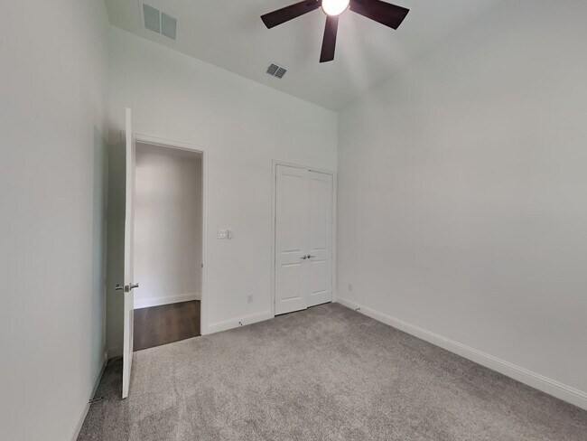 Foto del edificio - LIVING IN LUXURY! ½ off the first full month’s rent with move-in on or before 11/30/2025.