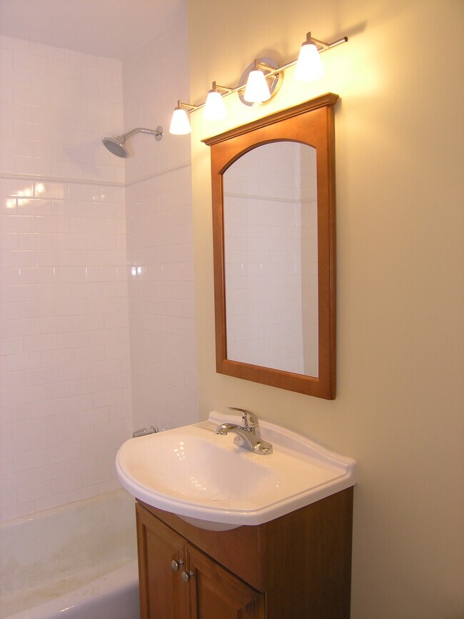 Bathroom - 2534 Crescent St