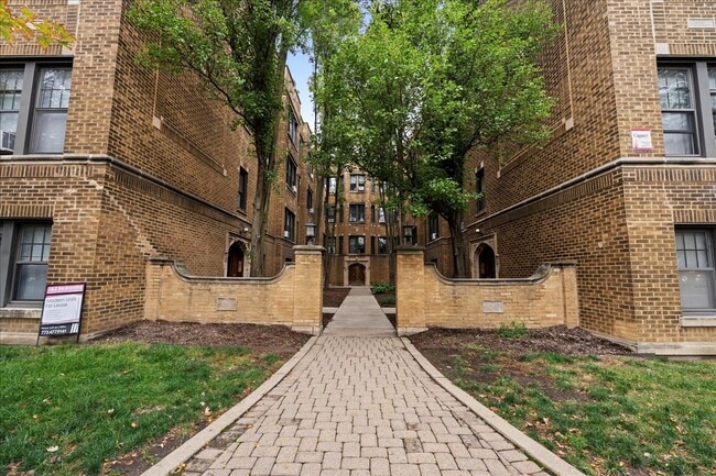 Building Photo - 2348 W Addison St