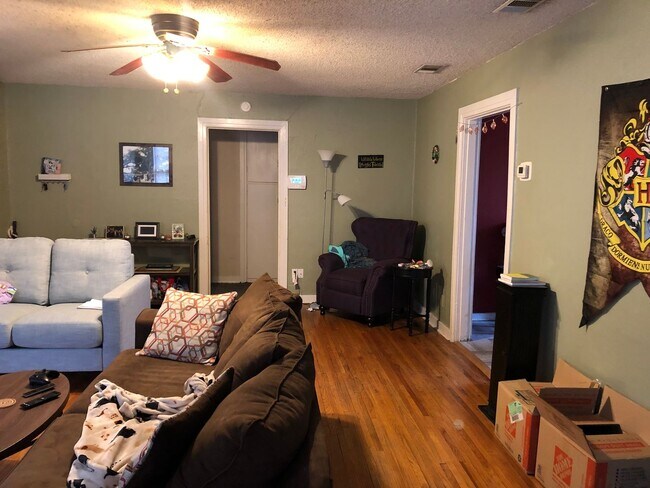 Building Photo - Charming 2-bedroom, 1-bathroom home