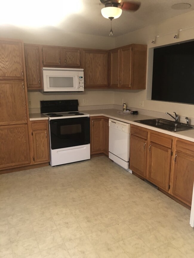 Building Photo - Great One Story Home on Wood Lot !