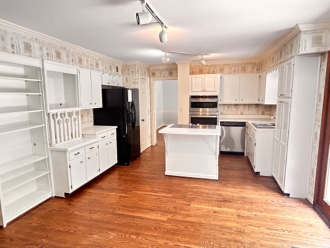 Building Photo - 6405 Deep Creek Dr