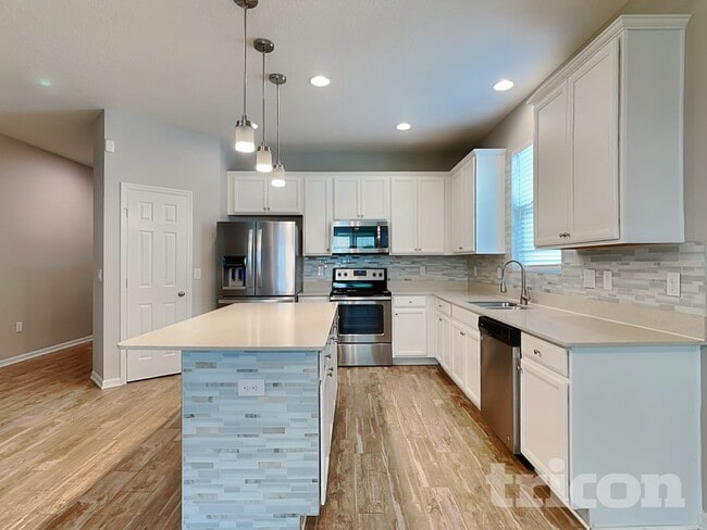 Building Photo - 2361 Sanderling St
