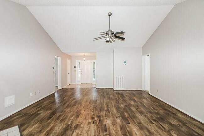Building Photo - 1602 Clear Valley Dr