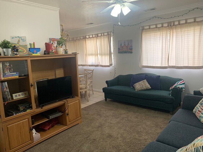 Foto del edificio - PRIVATE ROOM available in Santa Barbara Condos for Fall 2027