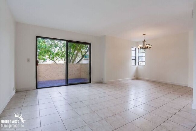 Foto del edificio - Newly Renovated 2Bdm 1.5Ba Townhome in La ...