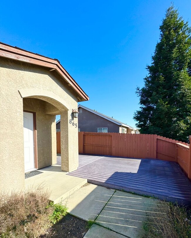 Building Photo - Luxury Townhouse in Vista Ridge Subdivision!