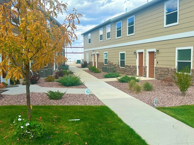 Foto del edificio - STYLISH 3-BEDROOM TOWNHOME w/ A/C **LIKE N...