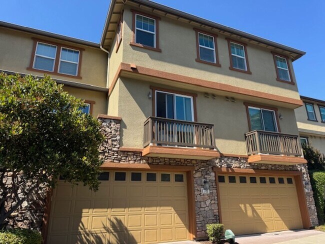 Foto del edificio - Beautiful 3 bedroom, 3 bath Tri-level, END...
