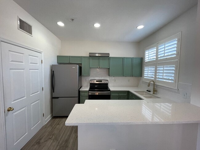 Building Photo - 2 Bedroom 2 Bathroom South Tampa Townhome!!