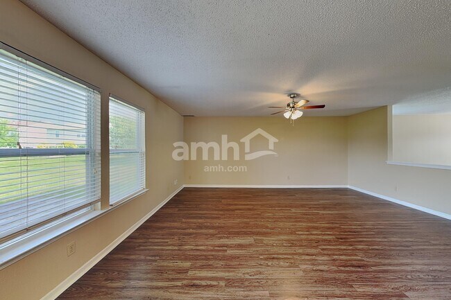 Foto del edificio - 14470 Forsythia Ln