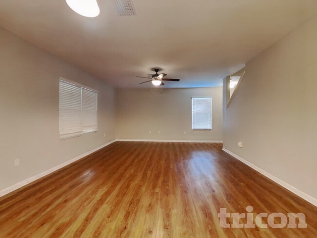 Foto del edificio - 3799 Crossline Dr