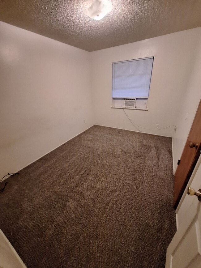 Building Photo - Cute 3 bedroom