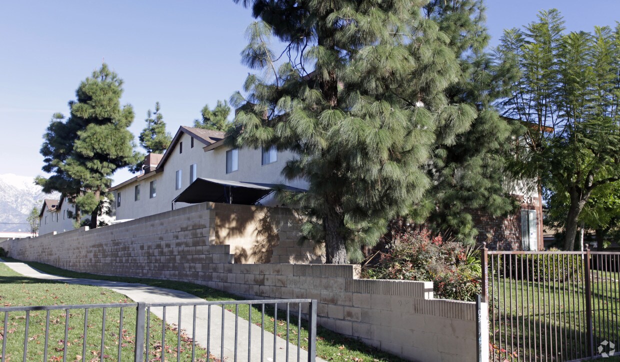Building Photo - 927 E Deodar St