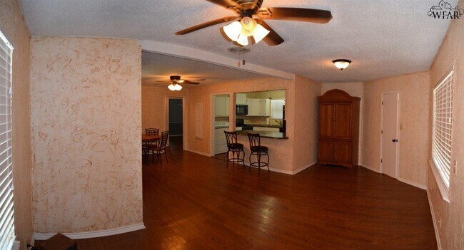 Building Photo - 503 W Magnolia Ave