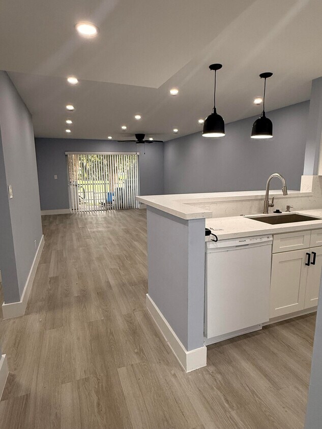 Foto principal - 9374 SW 3rd St