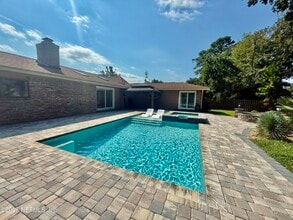 Building Photo - 366 Perthshire Dr