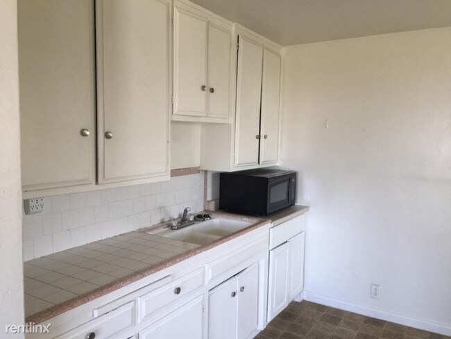 Building Photo - 2 br, 1 bath Apartment - 630 E st C Unit C
