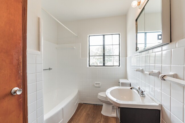 Foto del edificio - 477 W 62nd St