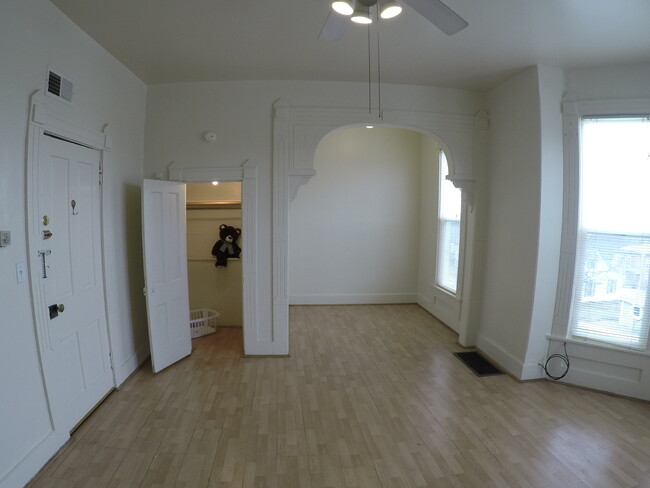 Living rn, extra room, closet - 1423 Columbia St
