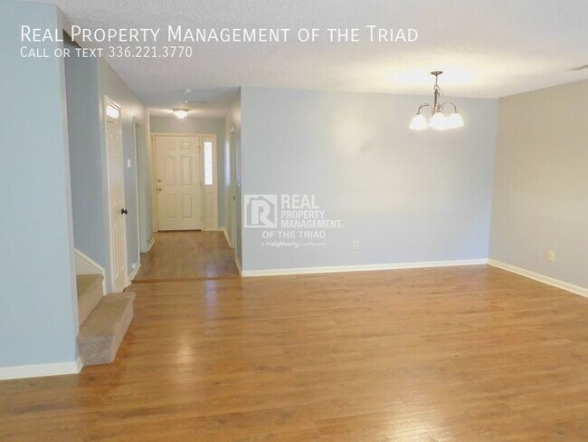 Building Photo - *MOVE IN SPECIAL* Lovely Oak Ridge Meadows...