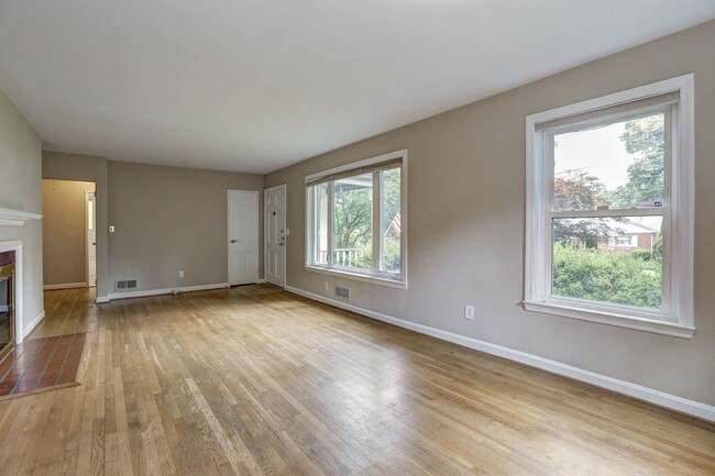 Building Photo - 3 Bed 2 Bath - Silver Spring Rambler - Upd...