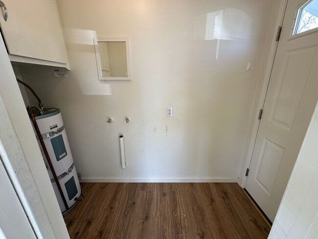 Building Photo - Down Town Bishop - One bedroom/One Bath