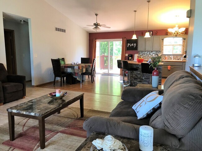 Foto del edificio - Fenced-in Yard + West Side of Manhattan + Washer & Dryer Included + 2-Car Garage! Available July ...