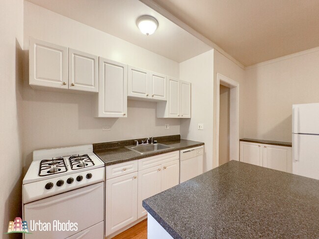 Building Photo - 1305 Oak Ave