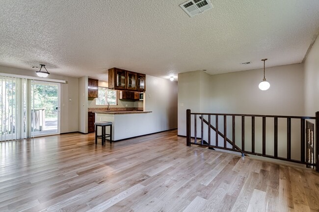 Building Photo - Beautiful 5 bedroom house in South Eugene!
