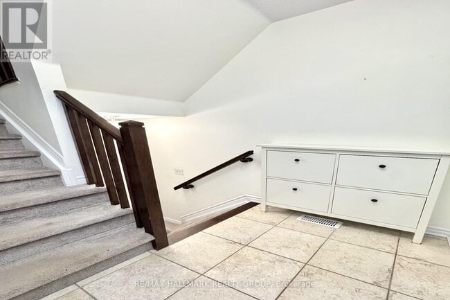 Building Photo - 422 Coldwater Cres