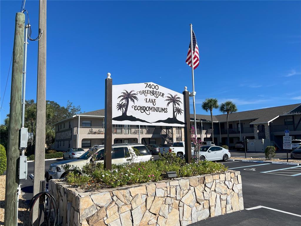 Foto principal - 7400 Spring Hill Dr