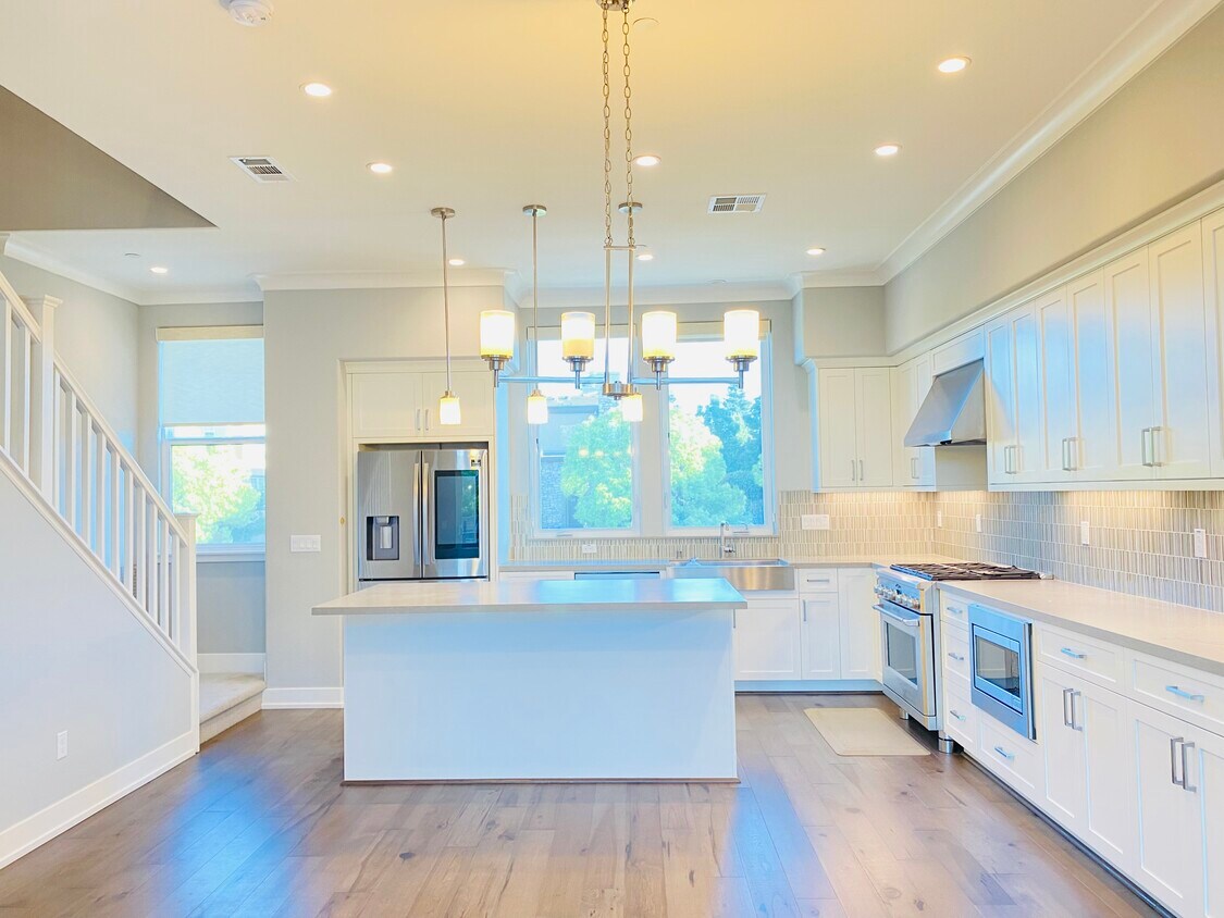 kitchen with latest upgrades and appliances - 645 E Evelyn Ave