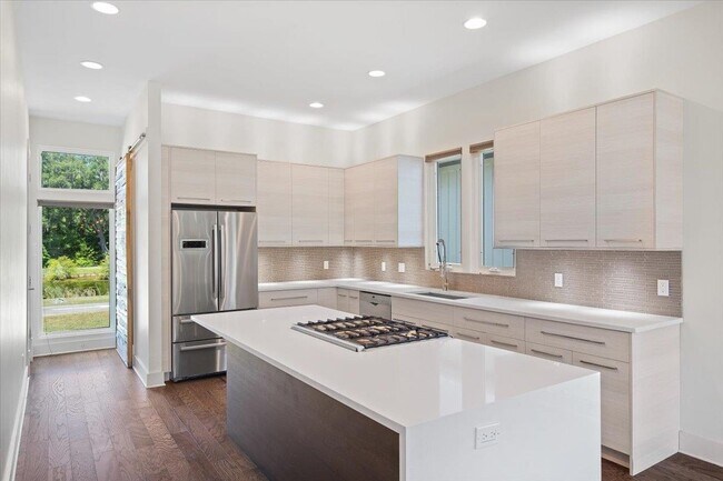 Foto del edificio - 2327 Lake Hall Rd