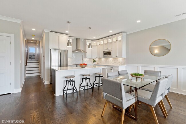 Building Photo - 2514 W Diversey Ave