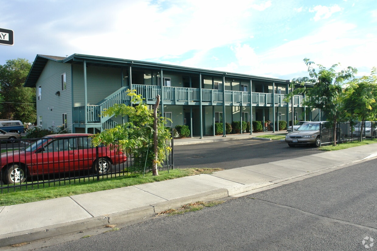 Building Photo - 608 Willow St