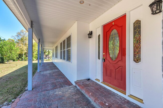 Foto del edificio - Charming 3 Bedroom w/ Large Garage & Attached Workshop!!