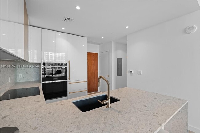 Foto del edificio - 2678 Tigertail Ave