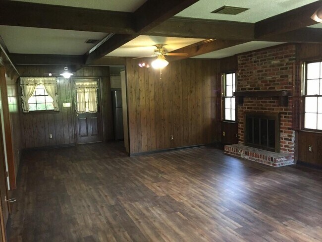 Foto del edificio - 702 Sandhurst Dr