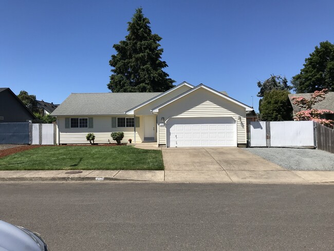 Building Photo - 1090 Cedar Ct