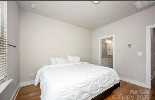 Foto del edificio - 2118 Bryant Park Dr