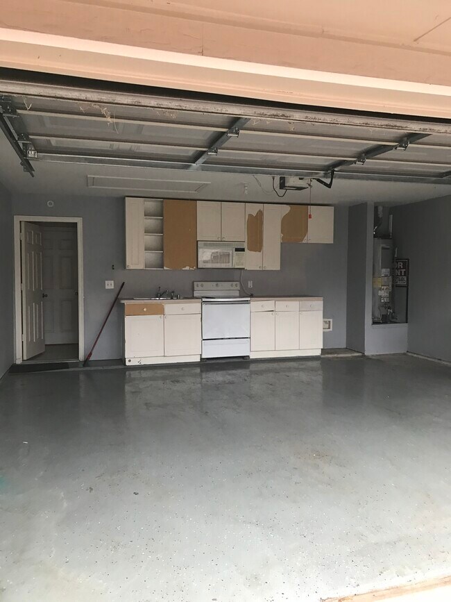 Building Photo - 8200 Kings Ridge Rd