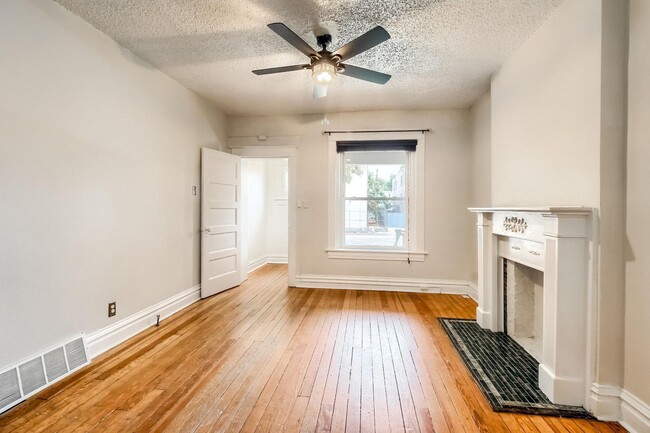Building Photo - Two Bedroom Townhome in Denver