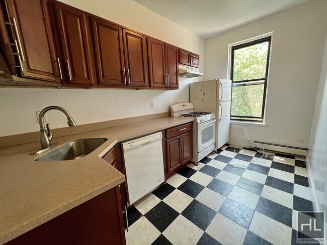 Building Photo - Massive 3.5BR 1BA 1300sft Top Floor Unit