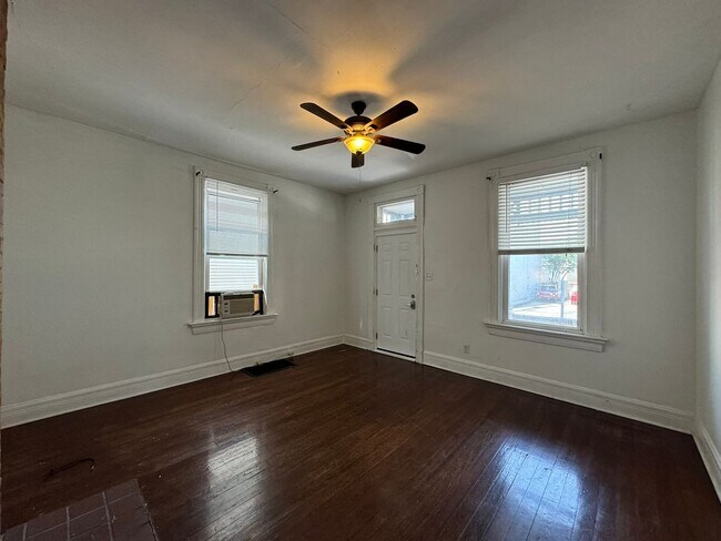 Building Photo - 4 Bed/2 bath UC Rental On Victor + Parking Only $675/person ($2700/mo)!