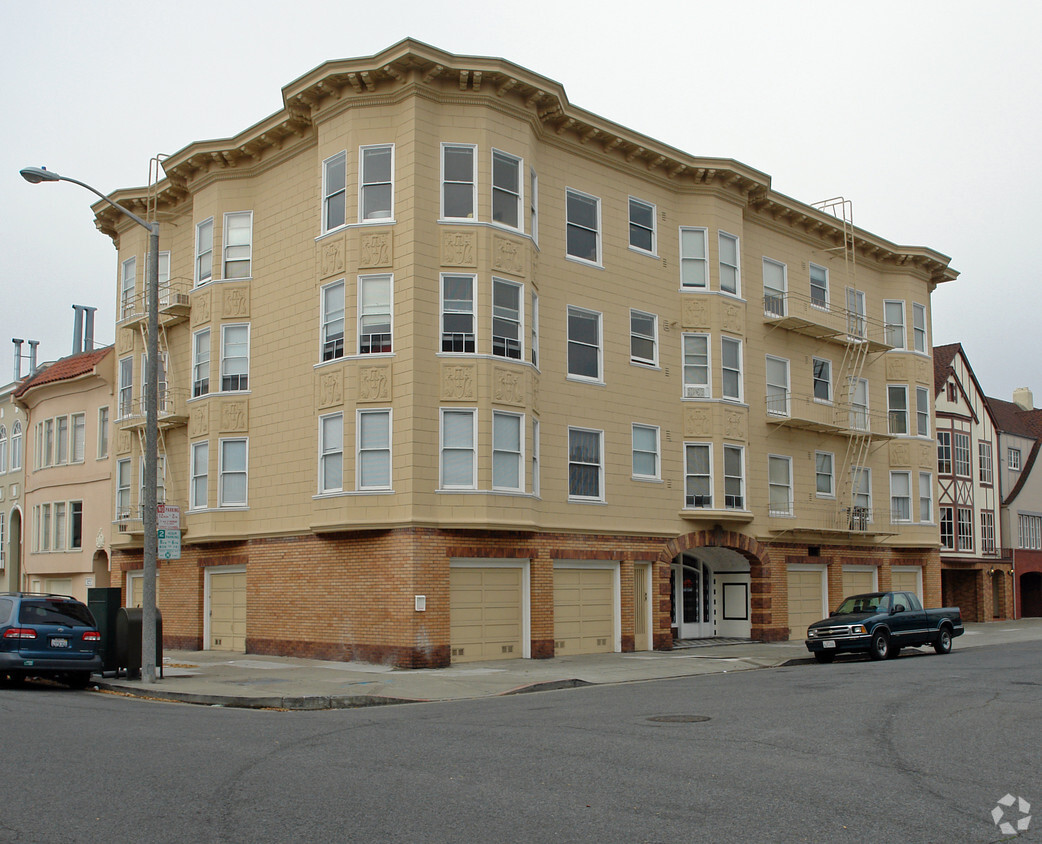 Building Photo - 2101 Bay St